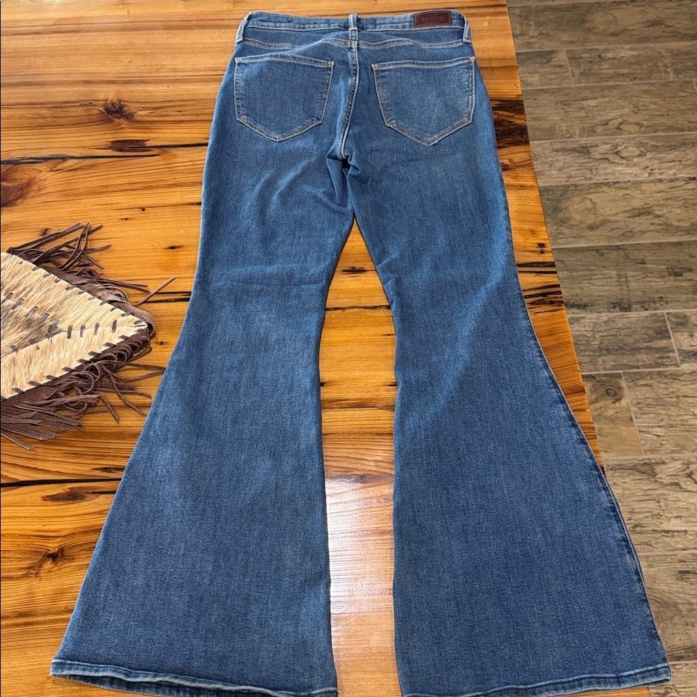 Hollister High-Rise Flare Jeans in Blue - Picture 5 of 5